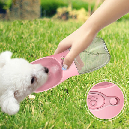 borraccia pet portatile impermeabile in uso da un cane in un parco, bottiglia leggera e senza perdite