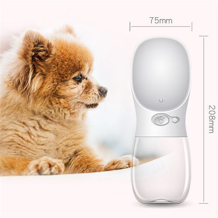 borraccia pet portatile impermeabile accanto a un cane pomerania, dimensioni 75mm x 208mm.