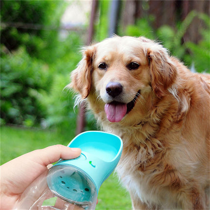 borraccia pet portatile impermeabile utilizzata da un cane felice in un prato verde.
