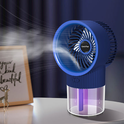 Ventilatore portatile con nebbiolina che spruzza una fresca brezza in un ambiente domestico.