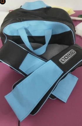 Massaggiatore shiatsu per collo e schiena con cinghie blu e borsa per un facile trasporto.